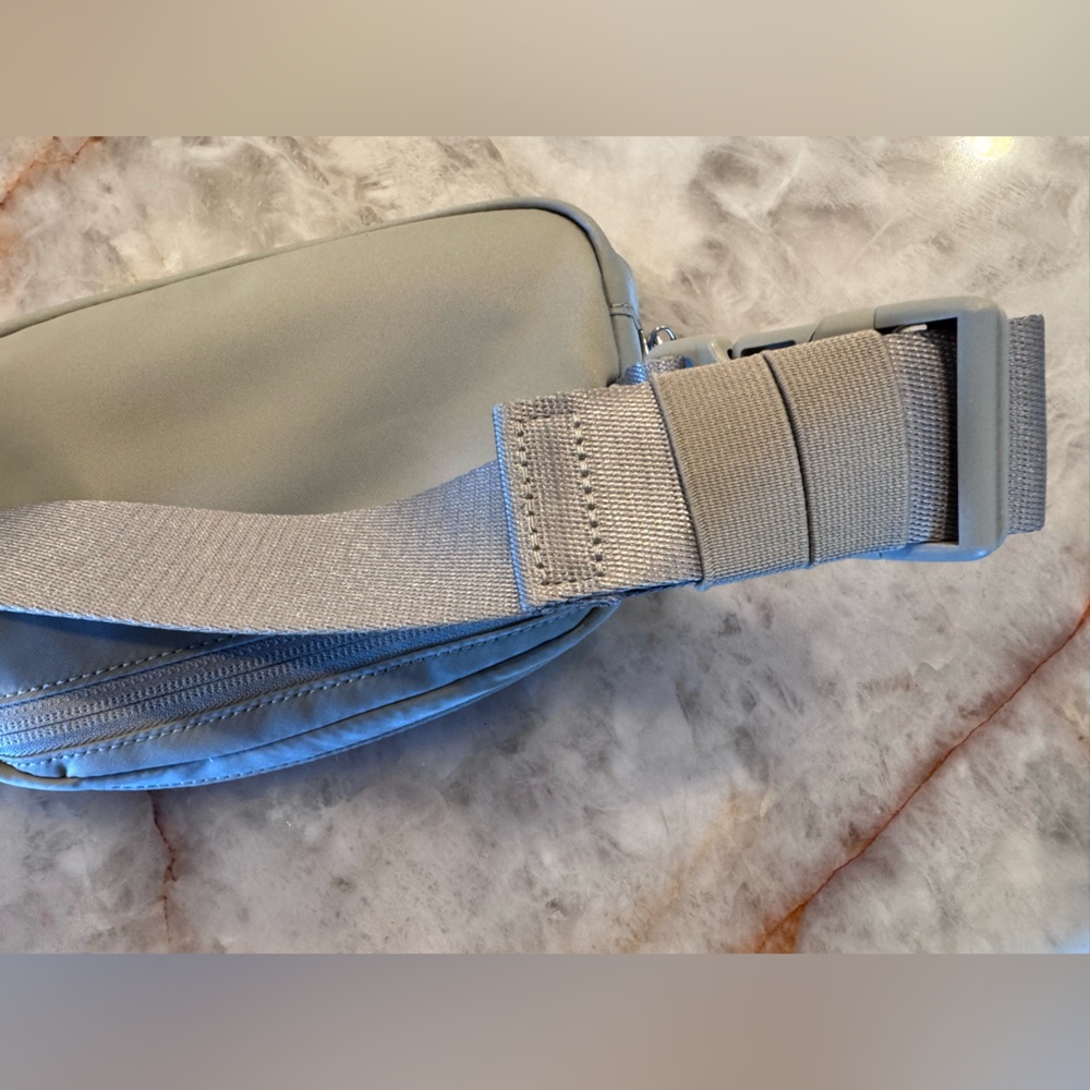 Lululemon everywhere belt bag NWOT - Picture 7 of 7